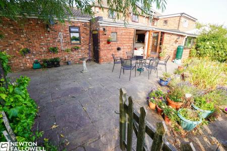 3 bedroom Semi-detached house for sale in Great North Road, Tuxford, NG22