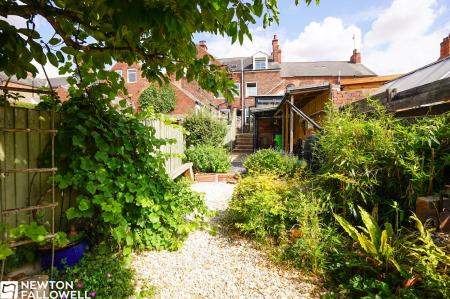4 bedroom Semi-detached house for sale in Victoria Road, Retford, DN22