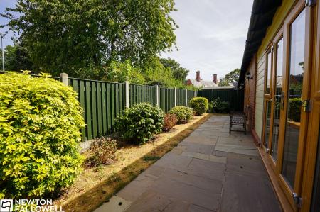 2 bedroom Detached bungalow for sale in Hospital Road, Retford, DN22