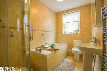 6 bedroom Semi-detached house for sale in Lime Tree Avenue, Retford, DN22