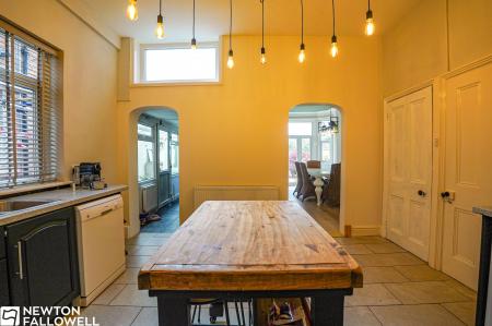 6 bedroom Semi-detached house for sale in Lime Tree Avenue, Retford, DN22