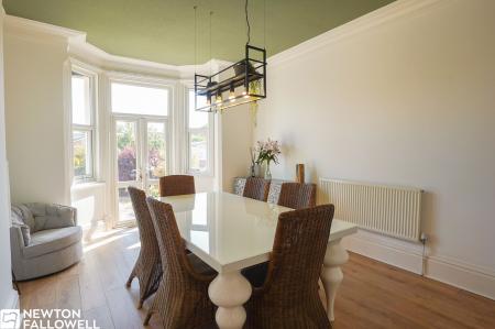 6 bedroom Semi-detached house for sale in Lime Tree Avenue, Retford, DN22