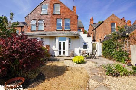 6 bedroom Semi-detached house for sale in Lime Tree Avenue, Retford, DN22