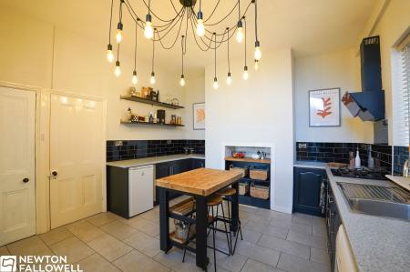 6 bedroom Semi-detached house for sale in Lime Tree Avenue, Retford, DN22