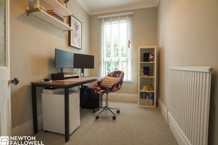 6 bedroom Semi-detached house for sale in Lime Tree Avenue, Retford, DN22