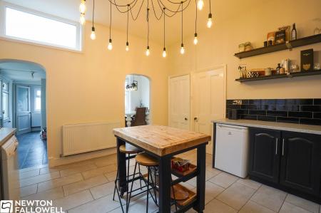 6 bedroom Semi-detached house for sale in Lime Tree Avenue, Retford, DN22