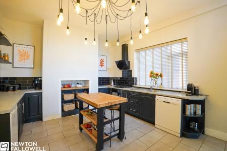 6 bedroom Semi-detached house for sale in Lime Tree Avenue, Retford, DN22