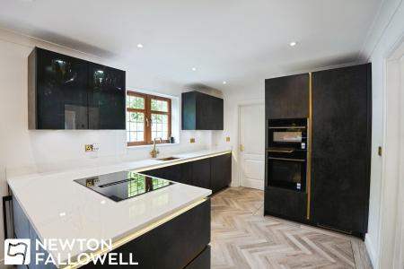 4 bedroom Detached house for sale in Laurel Grove, Retford, DN22