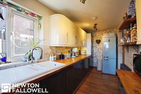 3 bedroom Semi-detached house for sale in Harewood Avenue, Retford, DN22