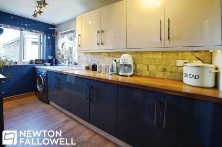 3 bedroom Semi-detached house for sale in Harewood Avenue, Retford, DN22