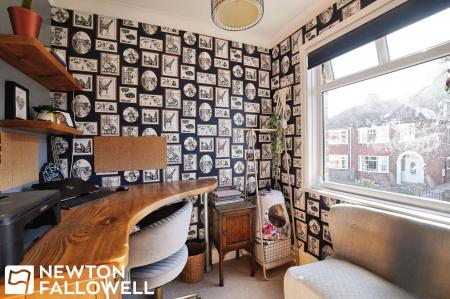 3 bedroom Semi-detached house for sale in Harewood Avenue, Retford, DN22