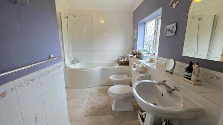 4 bedroom Detached house for sale in Clay Hill Road, Sleaford, NG34