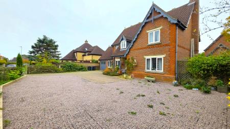 4 bedroom Detached house for sale in Clay Hill Road, Sleaford, NG34