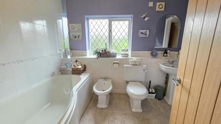 4 bedroom Detached house for sale in Clay Hill Road, Sleaford, NG34