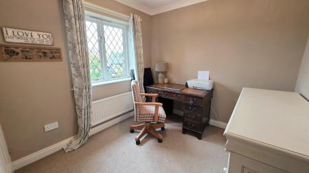4 bedroom Detached house for sale in Clay Hill Road, Sleaford, NG34
