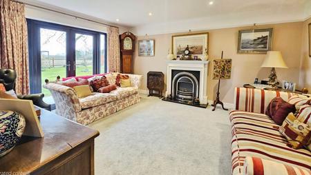 4 bedroom Detached house for sale in High Street, Walcott - Lincolnshire, LN4