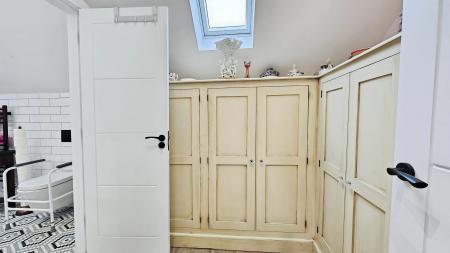 4 bedroom Detached house for sale in High Street, Walcott - Lincolnshire, LN4