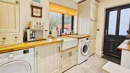 4 bedroom Detached house for sale in High Street, Walcott - Lincolnshire, LN4