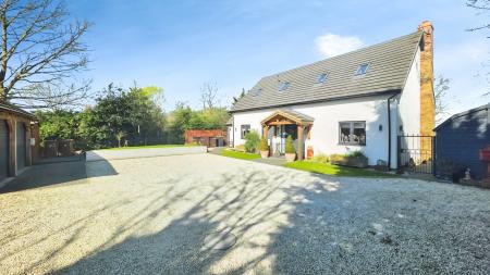 4 bedroom Detached house for sale in High Street, Walcott - Lincolnshire, LN4