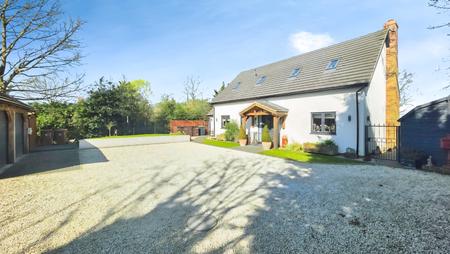 4 bedroom Detached house for sale in High Street, Walcott - Lincolnshire, LN4