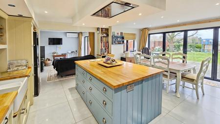4 bedroom Detached house for sale in High Street, Walcott - Lincolnshire, LN4