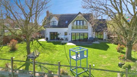 4 bedroom Detached house for sale in High Street, Walcott - Lincolnshire, LN4