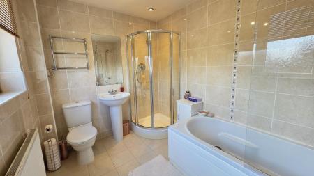 4 bedroom Detached house for sale in Lincoln Road, Ruskington, NG34