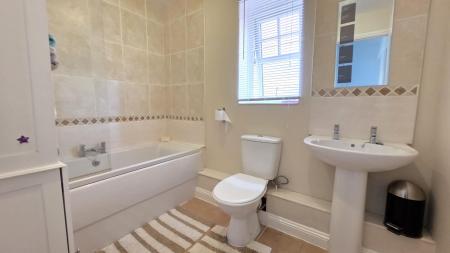 4 bedroom Detached house for sale in Lomax Drive, Sleaford, NG34