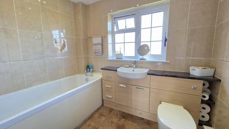 4 bedroom Detached house for sale in St Johns Close, Leasingham, NG34