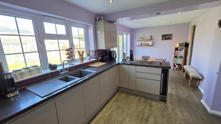 4 bedroom Detached house for sale in St Johns Close, Leasingham, NG34