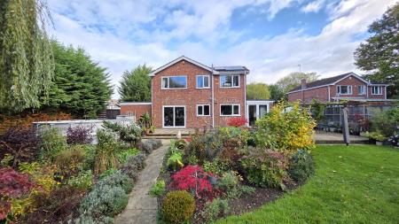 4 bedroom Detached house for sale in The Drove, Sleaford, NG34