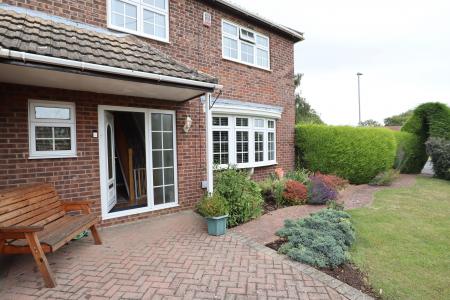 4 bedroom Detached house for sale in Windsor Close, Sleaford, NG34