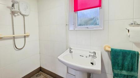 2 bedroom Detached bungalow for sale in Elmtree Road, Ruskington, NG34