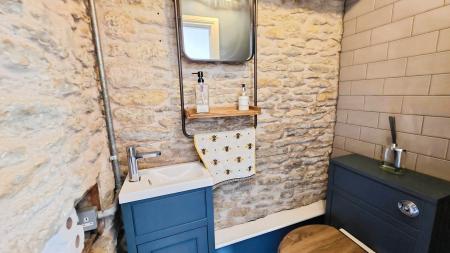 4 bedroom Semi-detached house for sale in Market Place, Folkingham, NG34