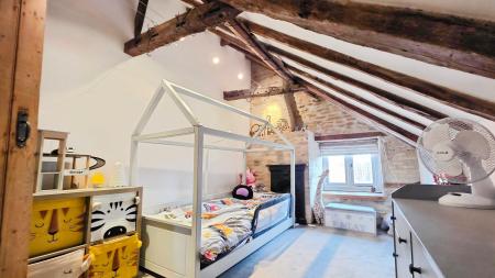 4 bedroom Semi-detached house for sale in Market Place, Folkingham, NG34