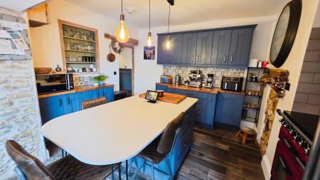 4 bedroom Semi-detached house for sale in Market Place, Folkingham, NG34