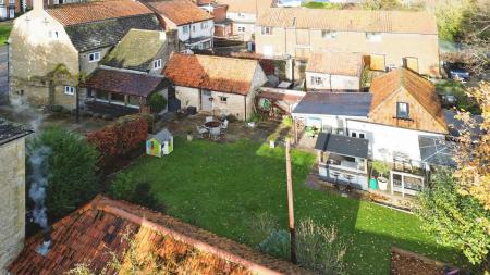 4 bedroom Semi-detached house for sale in Market Place, Folkingham, NG34