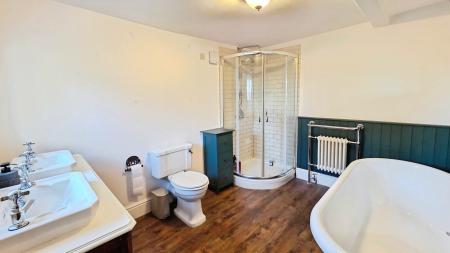 4 bedroom Semi-detached house for sale in Market Place, Folkingham, NG34