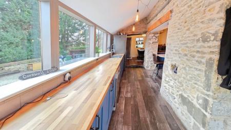 4 bedroom Semi-detached house for sale in Market Place, Folkingham, NG34