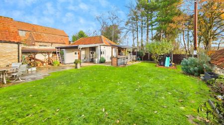 4 bedroom Semi-detached house for sale in Market Place, Folkingham, NG34