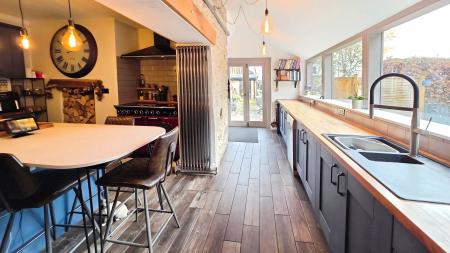 4 bedroom Semi-detached house for sale in Market Place, Folkingham, NG34