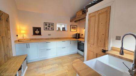 4 bedroom Semi-detached house for sale in Market Place, Folkingham, NG34