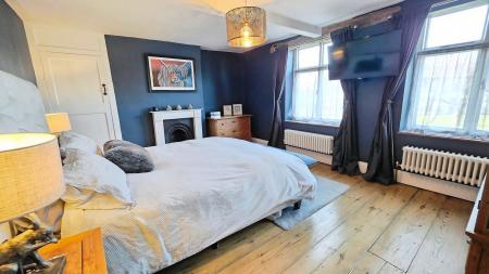 4 bedroom Semi-detached house for sale in Market Place, Folkingham, NG34