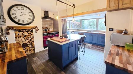 4 bedroom Semi-detached house for sale in Market Place, Folkingham, NG34