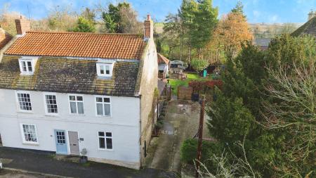 4 bedroom Semi-detached house for sale in Market Place, Folkingham, NG34