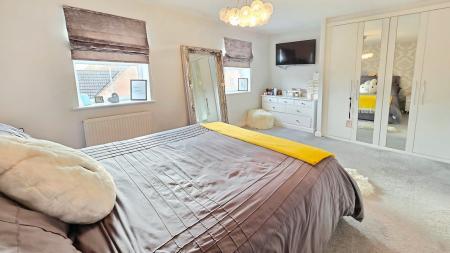 4 bedroom Semi-detached house for sale in Pentland Drive, Greylees, NG34