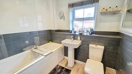 4 bedroom Semi-detached house for sale in Pentland Drive, Greylees, NG34