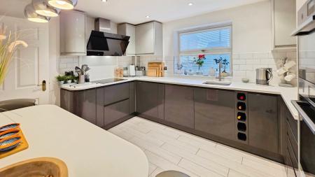 4 bedroom Detached house for sale in Sheldrake Road, Sleaford, NG34