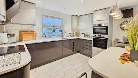 4 bedroom Detached house for sale in Sheldrake Road, Sleaford, NG34