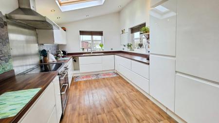 5 bedroom Detached house for sale in Blasson Way, Billingborough, NG34